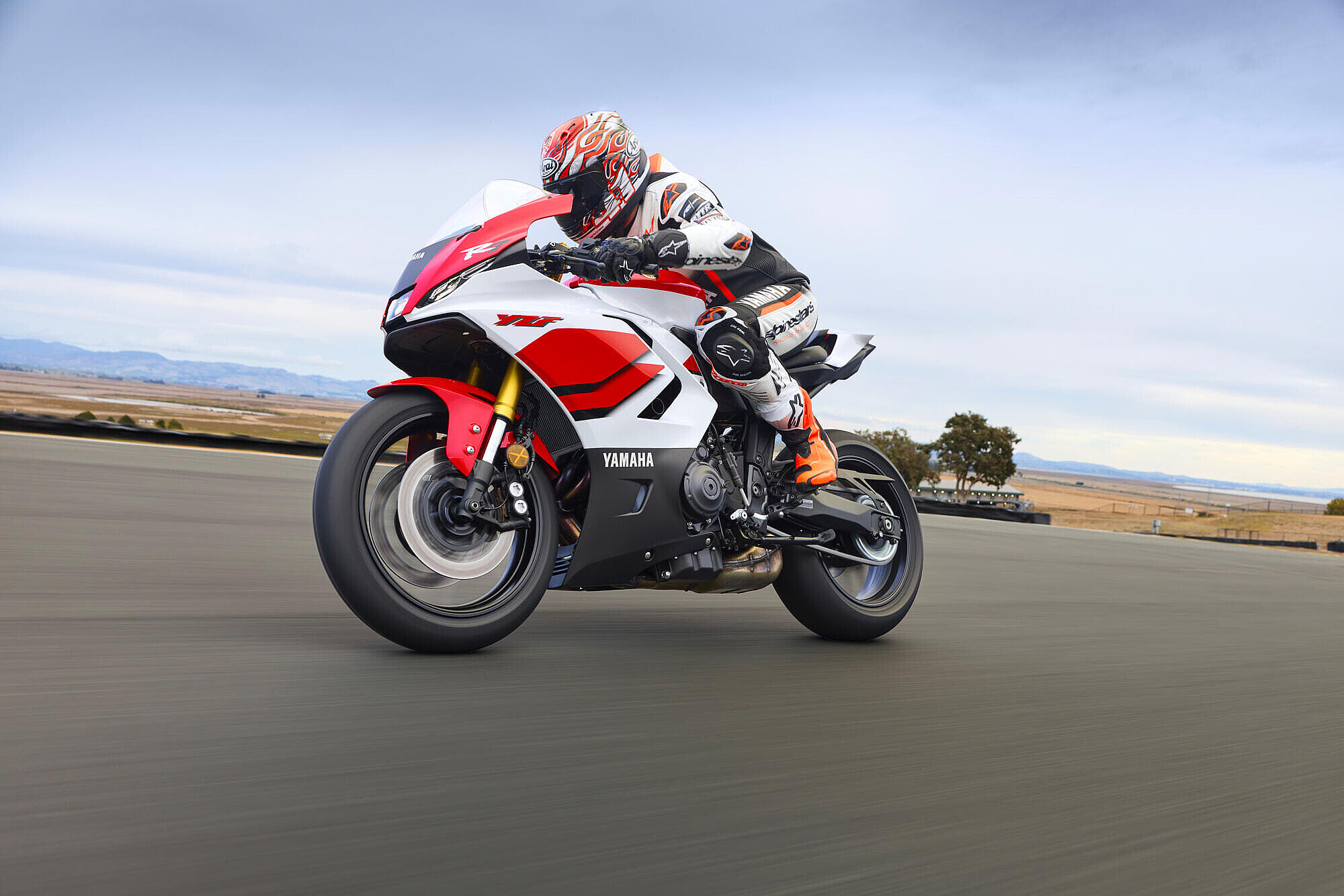 2026 Yamaha YZF700R7 EU Anniversary White Action 001 03